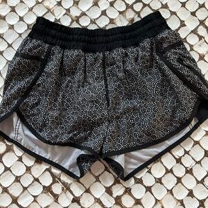 Lululemon Tracker shorts 4”